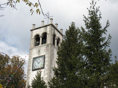 v zvoniku pritrkavajo ob procesiji (D1642)