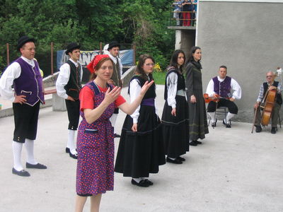 Luigia Negro predstavi folklorno skupino iz Rezije in napove, da se jim bodo gledalci lahko pridružili in se učili plesati  (D581)