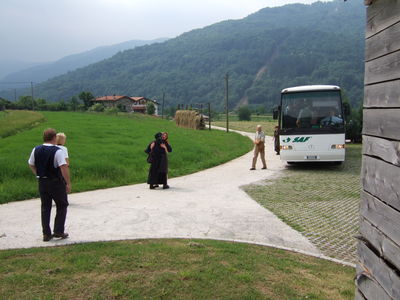 Prihod avtobusa iz Rezije na parkirišče ob pokopališču v Ročinju, domačini pozdravijo goste iz Rezije (D428)