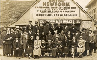 Skupina izseljencev pred izseljensko pisarno Ivana Krakerja na Kolodvorski ulici. Po končani prvi svetovni vojni se je za nekaj let povečalo izseljevanje v Združene države, dokler se niso zaprla »zlata vrata« v Ameriko (1924).