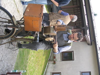 Domenico Lettig, predsednik Društva brusačev s Solbice, pri brušenju na kolesu z brusom (D557)