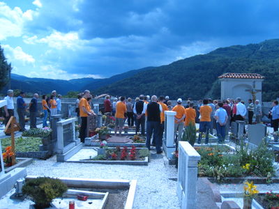 Domačini, Rezijani in drugi gostje zbrani k odkritju spominske plošče Dominiku Užbetu na pokopališču v Ročinju (D2486)