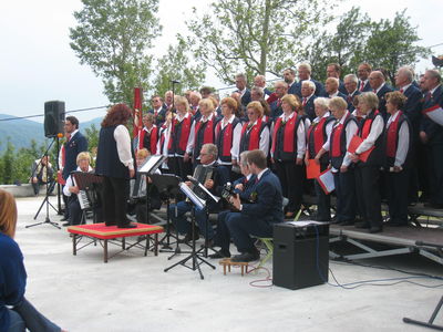 Tržaški partizanski pevski zbor Pinko Tomažič, zborovodja Pia Cah (D1825)