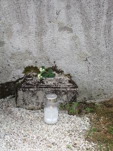 Kamnit podstavek, ostanek spomenika na Dominikovem grobu (D426)