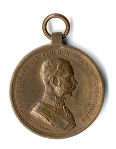 Tapferkeits Medaille - bronasta medalja za pogum . Na sprednji  strani je napis "FRANZ JOSEPH I V.G.G. KAISER V. OESTERREICH", na hrbtni pa "Der Tapferkeit".