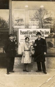 Pred vrati agencije Cunard Line / White Star Line v Ljubljani (po letu 1918).