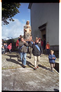 nosilci s kipcem Marije z otrokom v procesiji (5790)