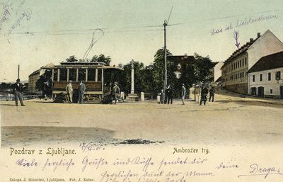 Mesto je leta 1901 dobilo tramvaj. Na razglednici je eden prvih tramvajskih vozov na Ambroževem trgu. Že od leta 1863 so izvoščki (fijakarji) po mestu prevažali ljudi, na prelomu v 20. stoletje je bilo vedno več kolesarjev in tudi posamezni avtomobili so že brzeli po ljubljanskih ulicah.