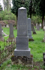Itt nyugszik
<br />Klein Dávid
<br />meghalt 1901 oktober hó 7én.
<br />életének 44ik.
<br />boldog hazasságának 13ik évében.
<br />
<br />Béke lengyen porai felett!