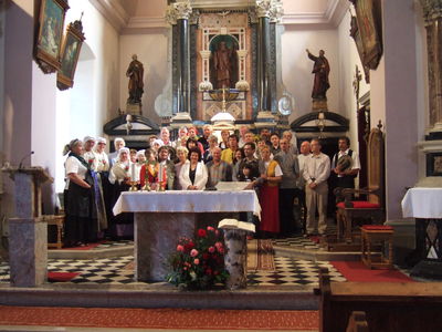 Skupinska slika v cerkvi sv. Andreja po maši (D714)