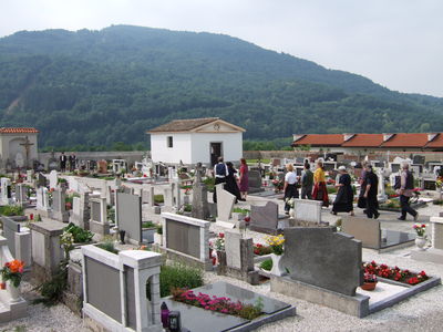 Skupaj odidejo na pokopališče, zberejo se ob Dominikovem grobu (D432)