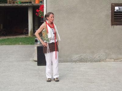 Pevka Ljoba Jenče je prišla pogledat prireditev, potem je tudi sama pela in pripovedovala (D874)