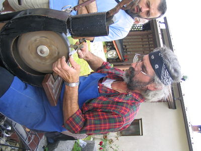 Rezijanski brusač Lino Longhino pri brušenju (D559)