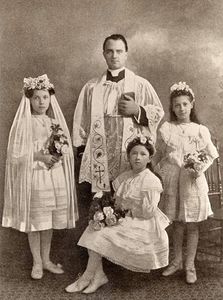 Le malo slovenskih priseljencev v Združene države se je za stalno naselilo v New Yorku. Bilo jih je le toliko, da so imeli svojega duhovnika. Duhovnik Alojzij Leo Blaznik je imel novo mašo v cerkvi sv. Janeza Nepomuka v New Yorku 17. junija 1906.