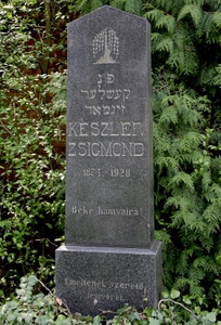 Keszler Zsigmond
<br />1874-1928
<br />
<br />Beke hamvaira!
<br />
<br />Emeltettek szeretö testverei.
