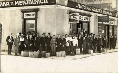 Skupina izseljencev pred zastopništvom družbe Cunard Line v Ljubljani (po letu 1918).