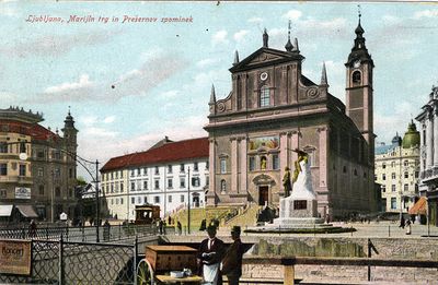 Prešernov trg v smeri proti frančiškanski cerkvi Marijinega oznanjenja (iz srede 17. stoletja). V ozadju - desno od cerkve - stoji secesijski hotel Union (1905). V ospredju razglednice je sladoledar.