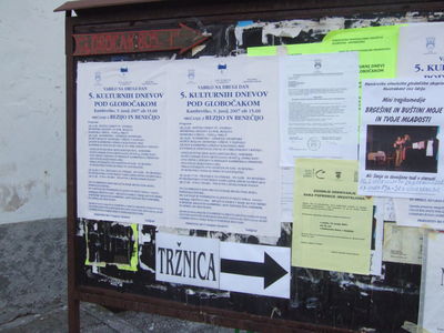 Plakati na oglasni deski Krajevne skupnosti Kambreško (D870)