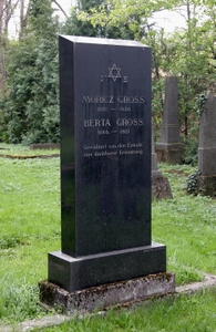 Móricz Gross
<br />1861.-1930.
<br />
<br />Berta Gross
<br />1864.-1921.
<br />
<br />Gewidmet von den Enkeln aus dankbarer Erinnerung.