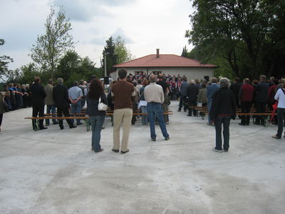 Tržaški partizanski pevski zbor Pinko Tomažič, zborovodja Pia Cah; poslušalci stojijo med pesmijo "Vstala Primorska" (D1829)