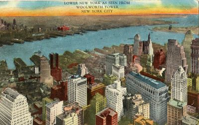 Spodnji del New Yorka s stavbe (Woolworth Tower, zgrajen leta 1913, visok 241,2 metra). Izseljenka Hela je pisala sorodnici ali prijateljici: »Takole izgleda Amerika. Nam se zelo fajn godi, zelo lepe stvari vidimo. Srčne pozdrave Hela.« (1931)