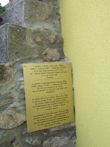 Spominska plošča Rezijanu Dominiku Užbetu z besedili v knjižni slovenščini, italijanščini, rezijanskem narečju in angleščini (D826)