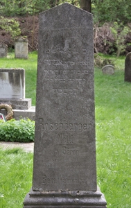 Itt nyugszik
<br />Rosenberger Netti
<br />szül. Báron
<br />született 1810.
<br />meghalt 1889 deczember 15.
<br />
<br />Béke hamvaira!