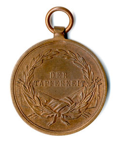 Tapferkeits Medaille - bronasta medalja za pogum . Na sprednji  strani je napis "FRANZ JOSEPH I V.G.G. KAISER V. OESTERREICH", na hrbtni pa "Der Tapferkeit". (Hrbtna stran)