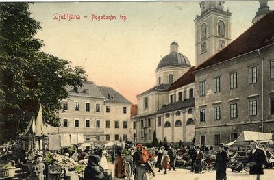 Del ljubljanske tržnice na Pogačarjevem trgu v neposredni soseščini stolnice (desno) in frančiškanskega samostana (v ozadju).