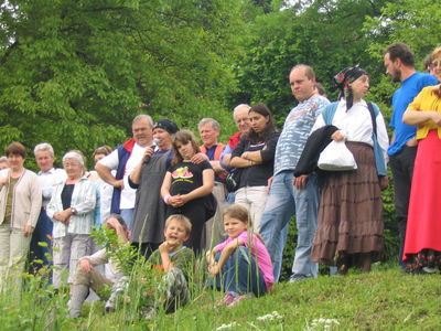 Gledalci nad travnikom opazujejo dogajanje, Jožica Strgar po zvočniku komentira (D532)