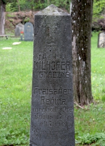 Itt nyugszik
<br />Milhofer Ignácné
<br />szül. Fraisager Regina
<br />meghalt 1912. julius 17 én
<br />élt 71 évet
<br />
<br />Béke hamvaira!