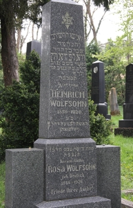 Hier ruhet
<br />Henrich Wolfsohn
<br />1859-1920.
<br />
<br />Dessen Gattin
<br />
<br />Rosa Wolfsohn
<br />geb. Deutsch
<br />1865-1926
<br />
<br />Friede Ihrer Asche!