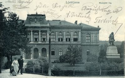 Leta 1888 so na Muzejskem trgu slovesno odprli stavbo Deželnega muzeja, danes Narodnega muzeja v Ljubljani. V ospredju je spomenik zgodovinarju Janezu Vajkardu Valvasorju (1641-1693).