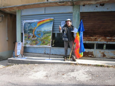 Adrian Qualizza Barčanj agitira proti daljnovodom; zastavo z napisom "Pace" so mu prinesli ljudje s Kambreškega; prav on je začel s simboličnim izročanjem zastave sosedom (D1622)