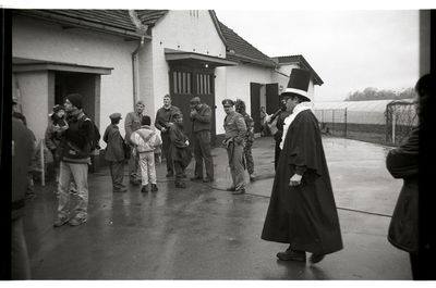 Vodja svatbe (sodnik) vabi k odhodu svatbe iz vasi proti Krčojni (neg. 3708)