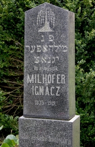 Itt nyugszik
<br />Milhofer Ignácz
<br />1835-1919.
<br />
<br />Áldas és béke hamvaira.
