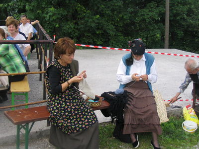 Rezijanki pleteta, desno Silvana Paletti s pletilkama, levo Daniella Negro kvačka, plete "na uncinetto" (D550)