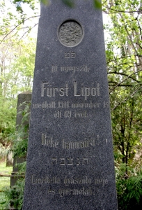 Itt nyugszik
<br />Fürst Lipót
<br />meghalt 1911 november 14
<br />élt 69 évet.
<br />
<br />Béke hamvaira!
<br />Emellette gyaszólo neje és gyermekei.