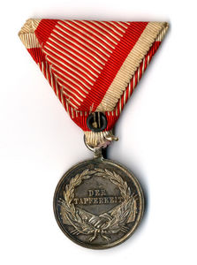 Tapferkeits Medaille - srebrna medalja za pogum. Na sprednji  strani je napis "FRANZ JOSEPH I V.G.G. KAISER V. OESTERREICH", na hrbtni pa "Der Tapferkeit". (Hrbtna stran)