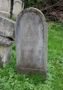 Itt nyugszik
<br />Schacherlsz Szidi
<br />meghalt 1879 okt. 28 én
<br />élte 16 ik évében
<br />
<br />Béke hamvaira