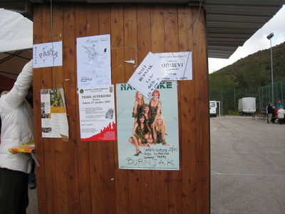 ob vhodu v šotor vabila in plakati, med njimi tudi za prireditev "Gruppo Alpini Stregna" (D1661)