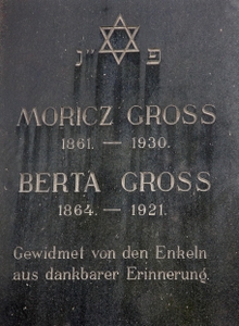 Móricz Gross
<br />1861.-1930.
<br />
<br />Berta Gross
<br />1864.-1921.
<br />
<br />Gewidmet von den Enkeln aus dankbarer Erinnerung.